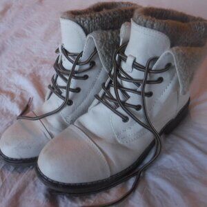 Cliffs by White Mountain Womens Duena Booties Faux Fur Boots Size 8.5M  White